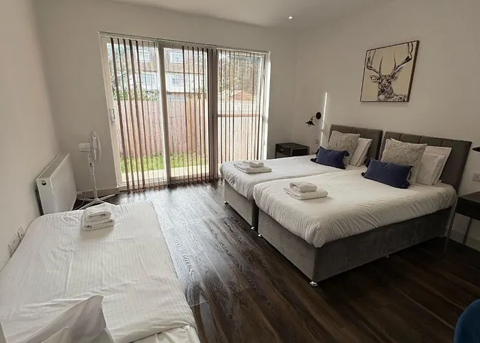Star London Finchley Road 3-Bed Escape With Garden